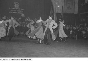 Tanzende Paare in Tracht bei einer Kulturveranstaltung der Gewerkschaft Handel