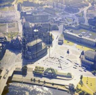 Theaterplatz mit Katholischer Hofkirche in Dresden : Blickrichtung Süden