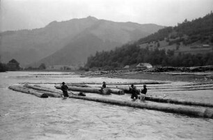 Crucea: Flößer bauen Floß (im Wasser stehend)