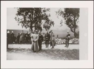 Großherzog Friedrich I., vom Rücken gesehen, im Gespräch mit Uniformierten.