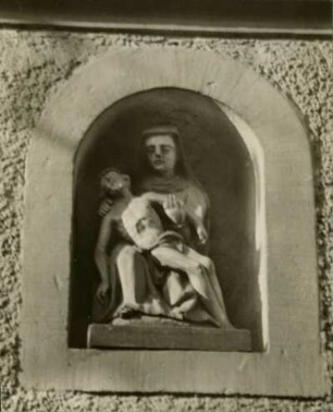 Nieschenskulptur. Maria sitzend mit Jesus im Arm