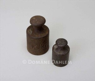 Zwei Gewichte von 1/2 kg und 1/4kg