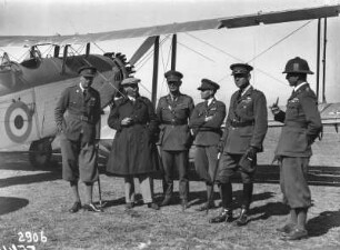 Flugplatz von Pretoria : Piloten und ein Expeditionsmitglied vor einem Flugzeug