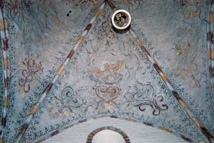 Hauptstraße 59: evangelische Kirche: Innenansicht: Kirchenschiff, Detailaufnahme: Kreuzrippengewölbe mit Deckenmalereien: 28. April 1994