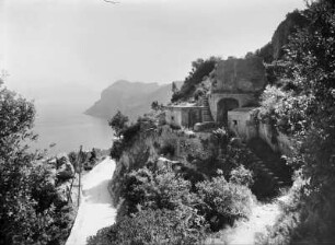 Uferstraße (1874 erbaut), die Capri und Anacapri verbindet . Ansicht mit Ruine und Treppenanlage im Fels