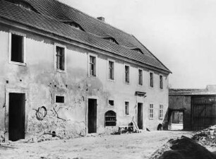 Coswig. Gut von Gründels Erben (Gutsbesitzer Friedrich Gotthelf Gründel und Ehefrau Amalie Christiane geb. Tauche), Gehöft mit Toranlage (Dresdner Straße?), Hofansicht