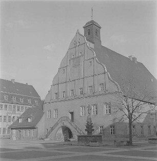 Grimma, Markt 27. Rathaus (Wiederaufbau 1538/1585). Westseite mit Marktbrunnen