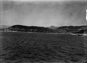 Villefranche-sur-Mer : Blick auf die Bebauung der Stadt Villefranche-sur-Mer nahe am Wasser.