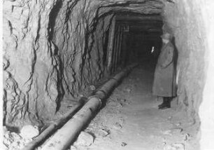Lämmerbuckeltunnel, km 151,181 Firststollen Mit dem Bau des Tunnels wurde Ende 1937 begonnen. Mitte 1938 durchgebrochen. Arbeiten 1941 eingestellt. 1948/49 restliche Rohbauarbeiten. Fertigstellung 1957.