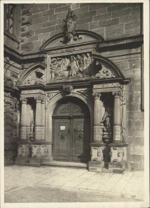 Aschaffenburg. Schloss Johannisburg. Portal zur Schlosskapelle
