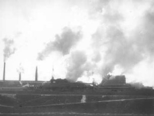 Hirschfelde. Braunkohlenkraftwerk. Gesamtansicht mit Kühltürmen und Schornsteinen von Südwest