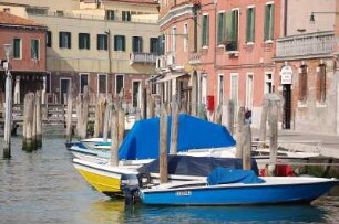 Bootliegeplätze auf Murano : Bootsliegeplätze am Hauptkanal der Glasbläserinsel Murano, aufgenommen 2007 in Venedig