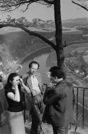 Roger Rössing (Mitte) mit dem Ehepaar Bartsch auf der Aussichtsplattform der Bastei