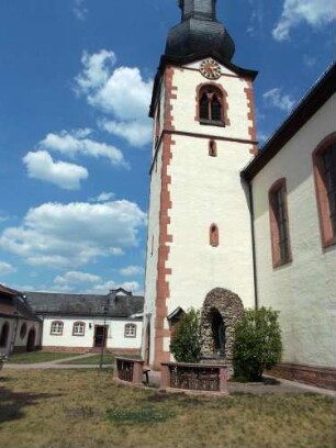 Kirchturm von Süden (im Kern Frühgotisch-Barock überarbeitet) mit Lanzettfenstern in den Mittelgeschossen sowie Glockenstube und Zwiebelhaubendach in Übersicht