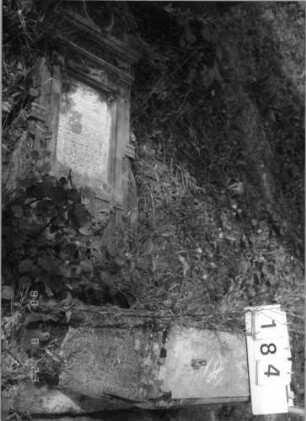 Grabstein 184 (Index: 100095943) Maße HxBxT: 148x70x20 cm Symbolik: Rosette: Grabstein 184