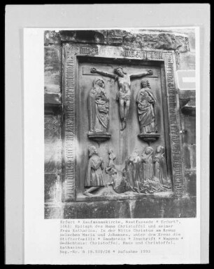 Epitaph des Hans Christoffel und seiner Frau Katharina. In der Mitte Christus am Kreuz zwischen Maria und Johannes, unter dem Kreuz die Stifterfamilie