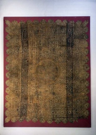 Lederdecke mit durchbrochenem Ornamentmuster