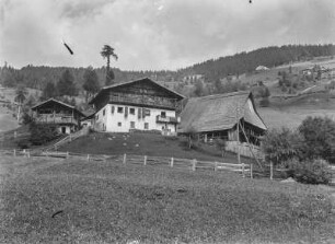 Alpengehöft : Italien. Südtirol. Sarntal. Ein Gehöft mit Ställen an einem Hang