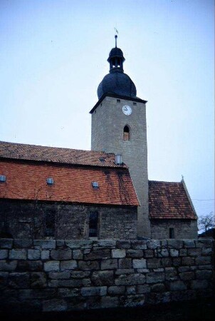 Kirche von SW; Turm steht nicht mittig vor dem Langhaus