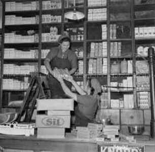 Einsatz von Arbeitsmaiden des Reichsarbeitsdienstes am Westwall: ein Geschäft wird wieder mit Waren bestückt