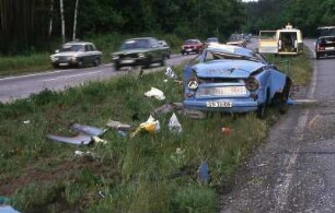 Totalschaden eines Trabant nach Unfall : Wenn ein Auto vom Typ Trabant in einen Unfall verwickelt wird, zersplittert die Duroplast-Karosserie. Aufgenommen ca. 1990 in der DDR