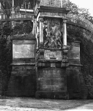 Dresden, Moritzmonument, Dresdens ältestes Denkmal; am Fuß der Nordostecke (Jungfernbastion) der Brühlschen Terrasse (bis 1895 an der Hasenbastei); Walther, Hans (II)