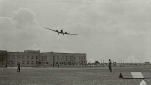 Flughafen, Dresden-Klotzsche, Ansich Abfertigungsgebäude mit Ju 52