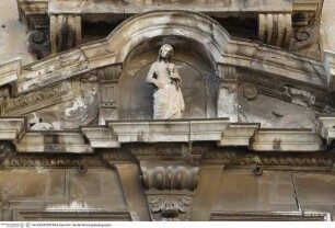 Weibliche Figur mit Kelch (Fides)