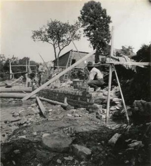 Seifhennersdorf. Zollstraßenbrücke über die Mandau am Kretscham. Bau einer Stützmauer aus Natursteinen