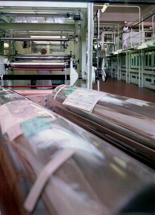 Produktionsanlagen in der Begießerei des VEB Filmfabrik Wolfen : Werbeaufnahme für die Marke ORWO des VEB Filmfabrik Wolfen
