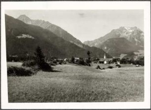 Österreich, Mayrhofen. Blick auf Mayrhofen mit Ahornspitze und Grünberg