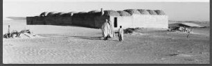 Hof in der Souf-Region : Ein Hof in der Souf-Region in der Nähe der algerischen Stadt El Oued. Das Gebäude weist die für die Souf-Region charakteristischen Kuppeldächer auf