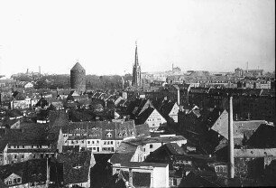 Freiberg (Sachsen), Teilansicht des Stadtkerns, im Hintergrund Bergbauhalden und Industrieanlagen