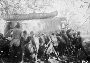 Einheimische oder Expeditionsteilnehmer versuchen, einen Opellastwagen anzuschieben, Oktober 1931