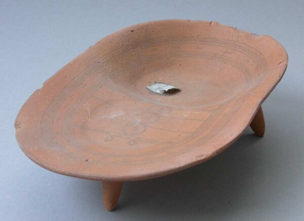 Three-legged clay plate