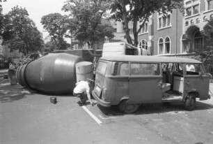 Verkehrsunfall zwischen einem Fahrzeug der Bundeswehr und einem Betonmisch-Fahrzeug in der Kriegsstraße