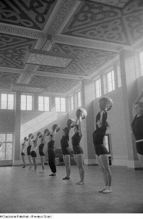 Sportlerinnen während einer Übung mit einem Medizinball in einer Sporthalle der Deutschen Hochschule für Körperkultur in Leipzig