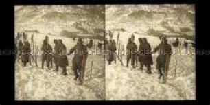 Gruppe Soldaten beim Herstellen von Drahthindernissen
