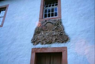 Kirche: Wandrelief mit Pflanzenmotiven über der Tür