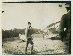 Foto von Capitaine Happe vor seinem Flugzeug