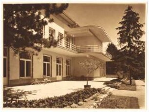 Garten Broda, Wien: Ansicht Gartenseite Wohnhaus und Gartenterrasse