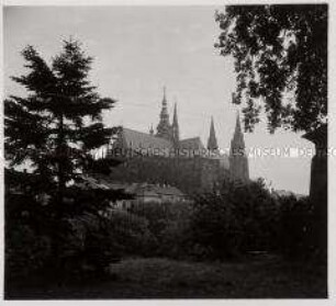 Das hunderttürmige Prag, Blick vom Hirschgraben auf den St.-Veits-Dom