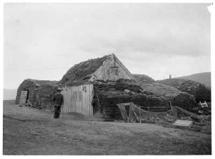 Akureyri (Island). Fischergehöft auf einem Hügel über der Stadt mit der landesüblichen Abdeckung mit Rasensoden