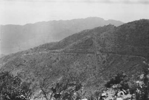 Am Altipianorand : Blick von einer Hochebene (ital. altipiano) in eine Berglandschaft in Eritrea