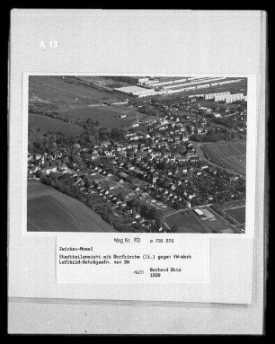 Zwickau-Mosel, Stadtteilansicht mit Dorfkirche (links) gegen VW-Werk, von Südwesten