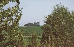 Wolkenwehe: Mühle, mit Feld davor