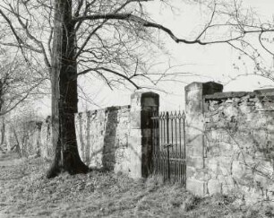 Dohna-Gamig, Gamig 2. Gut Gamig. Neues Schloß. Park (17. u. 18. Jh.). Einfriedungsmauer mit Tor