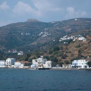 Andros, 380 km2, 12.000 Einwohner. Ormos Korthíu, Hafenplatz an der Ostküste vor dem südlichen Inselteil