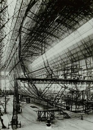Luftschiff LZ 127 "Graf Zeppelin" im Bau. Metallgerüst mit Montagering und Montagebrücke : Friedrichshafen. Luftschiffbau Zeppelin GmbH. Luftschiff LZ 127 "Graf Zeppelin" im Bau. Metallgerüst mit Montagering und Montagebrücke