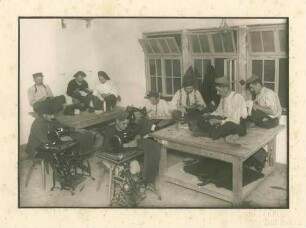 9 Kriegsgefangene in Schneiderwerkstatt arbeitend, Kriegsgefangenenlager Ludwigsburg-Eglosheim